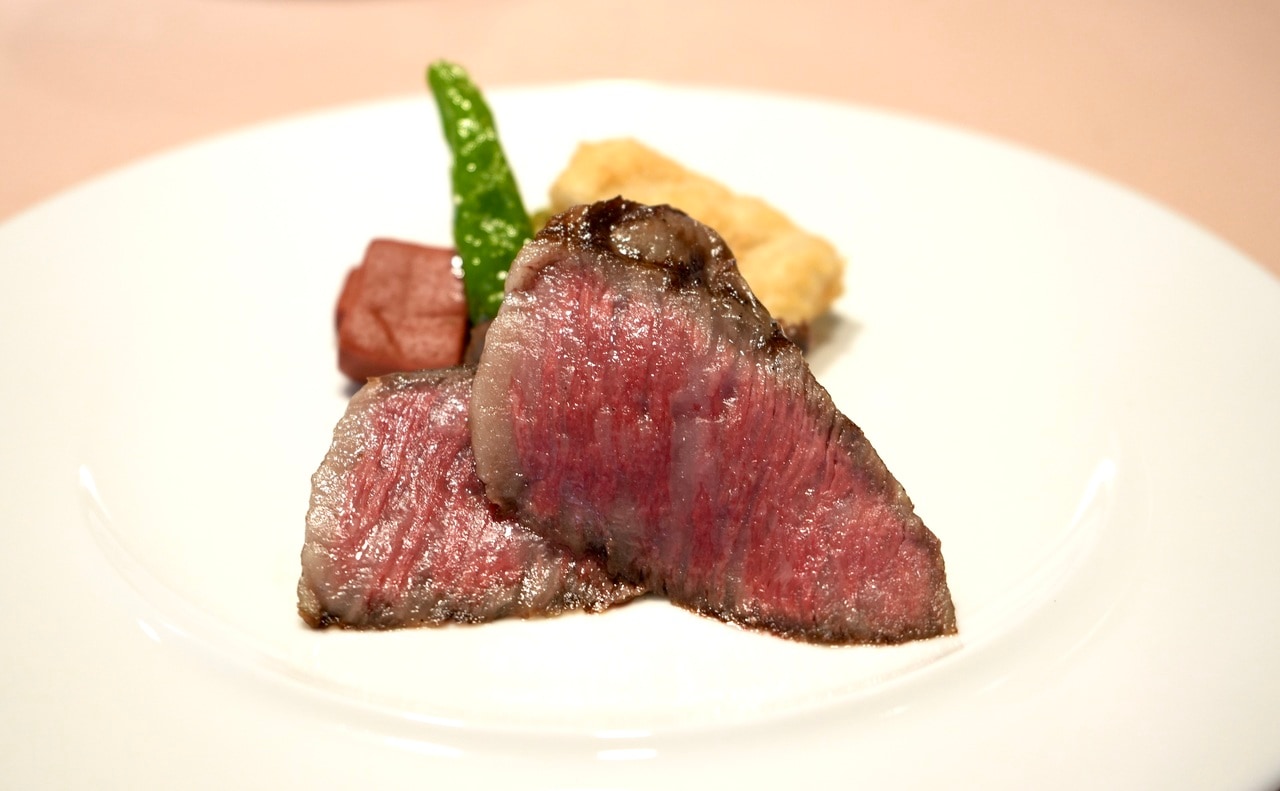 近江牛ステーキランチメインのステーキ 4,950円。