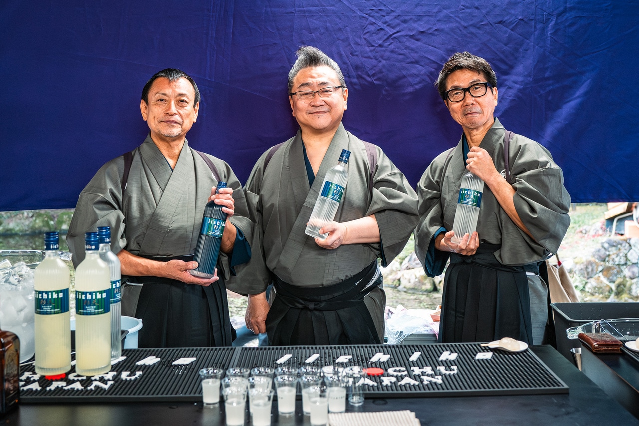 奉納後、参加者にカクテルをふるまったゲストバーテンダーのみなさん。左から山下和弘氏、上野秀嗣氏、松葉道彦氏。