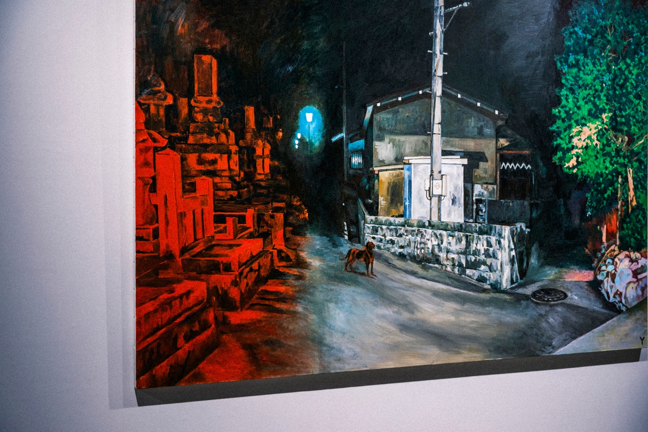 後の「Y字路」シリーズを思い起こさせる横尾忠則さんの作品《暗夜光路　赤い闇から》。