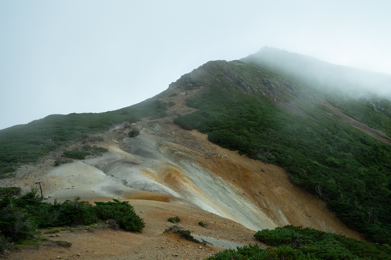 硫黄岳山頂につづく西側稜線。