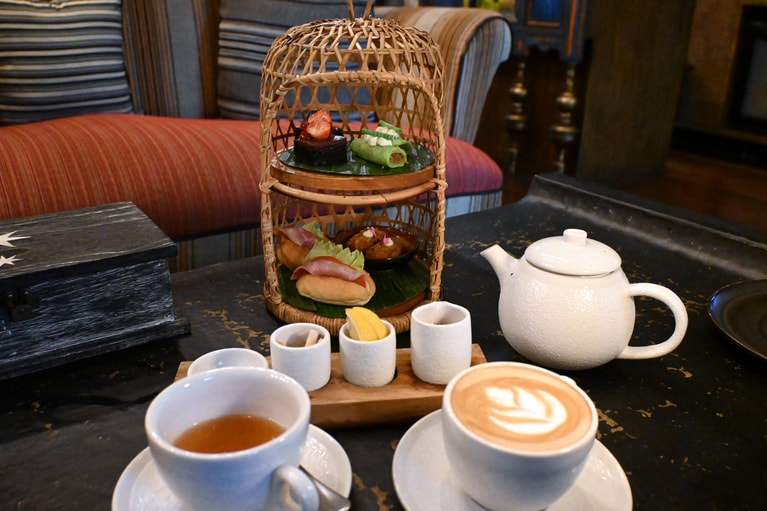 「オフィサーズ・テント」ではカクテルタイムにティートレイに載せられたケーキやスナックがふるまわれます。