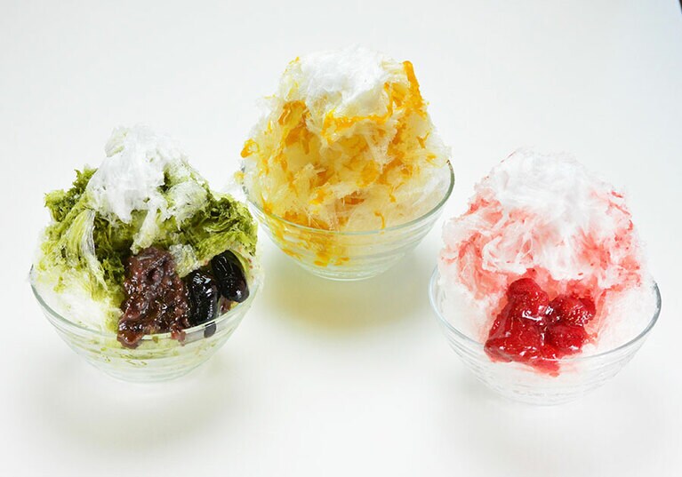 とちおとめを使ったいちごソースに、マンゴー、オリジナルの梅ソース、そして定番の抹茶あずき。料金は800～1,000円。練乳かけトッピングは150円追加。