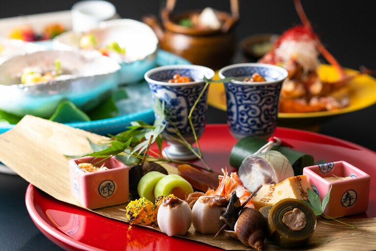 松江宍道湖畔 文人ゆかりの宿 皆美館［島根／松江しんじ湖温泉］会席料理の夕食。