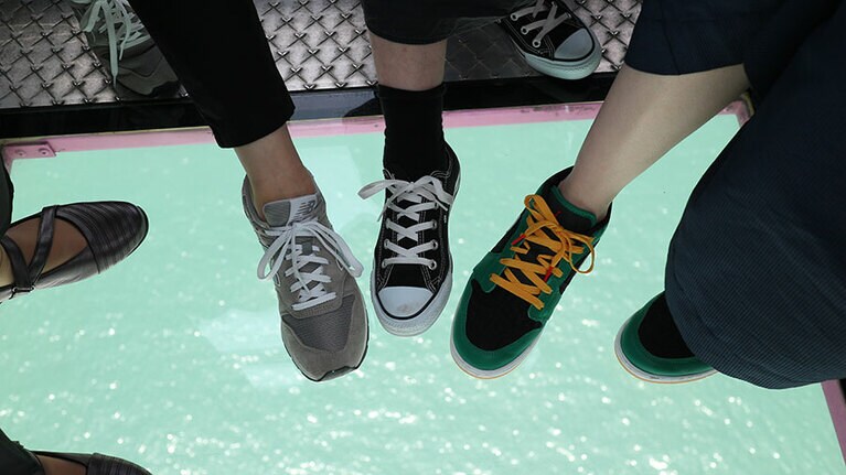 ケーブルカーの床はガラス張り。