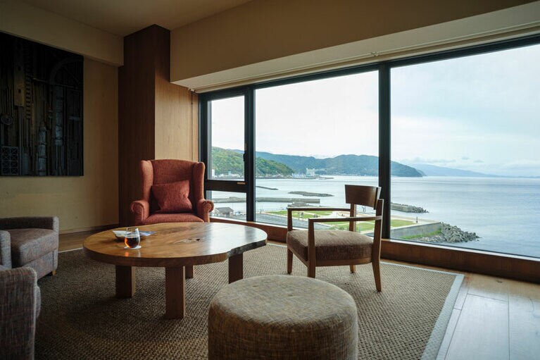 客室フロアの最上階に位置するスイートは、リビングルームとワークスペース付き。