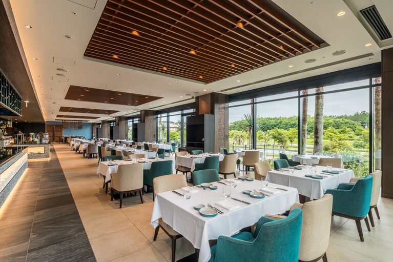 ヨーロッパのエッセンスを取り入れた、1階のオールデイダイニング「ザ ガーデン ブラッスリー＆バー」。テラス席は、愛犬同伴可能（専用エントランスあり）。