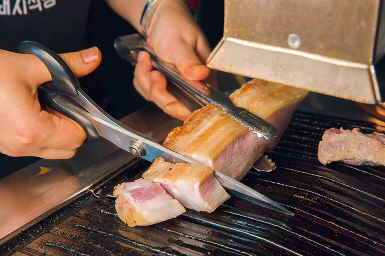 まずは塊で表面を焼き、切って断面を焼く。