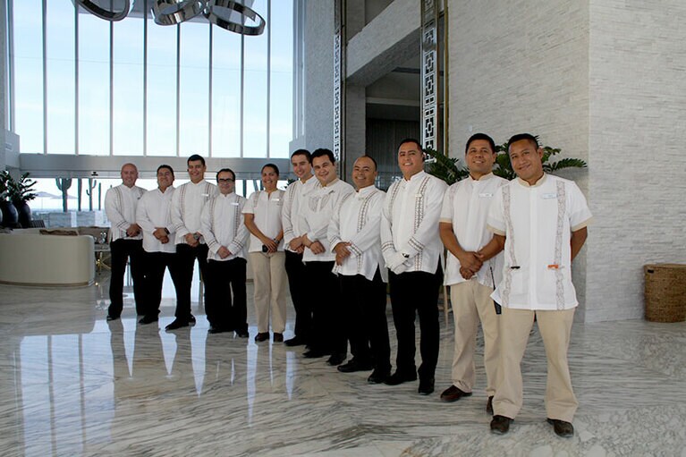 滞在中にはフロアバトラーがさまざまな要望に応えてくれる。「午後9時にゲストルームにアロマをたいておいて！」というお願いもお手のもの。