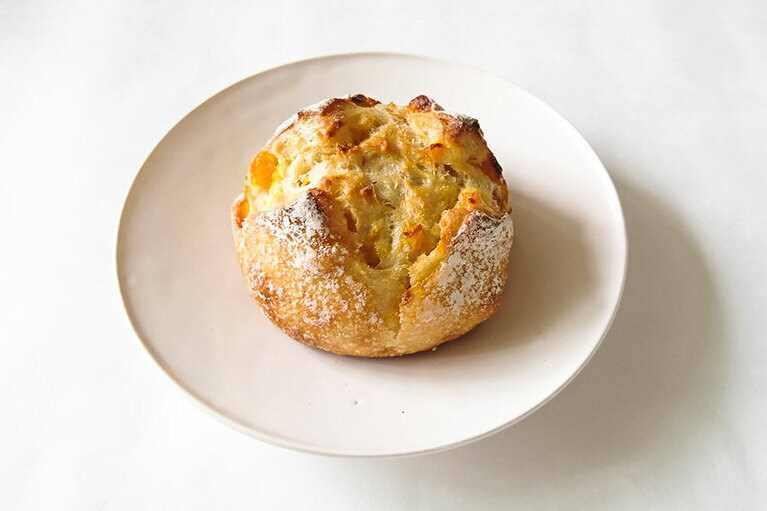 意外にずっしりと重いマンゴの入ったパン。