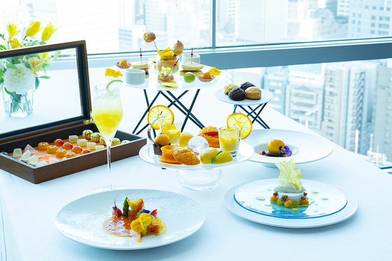 「MANGO French Afternoon Tea」のイメージ。1名8,800円（コーヒー、紅茶のフリーフロー付き）、平日限定東京タワービュー確約・グラスシャンパン付き1名11,000円（ともに税込・サ別）。前日までに要予約。