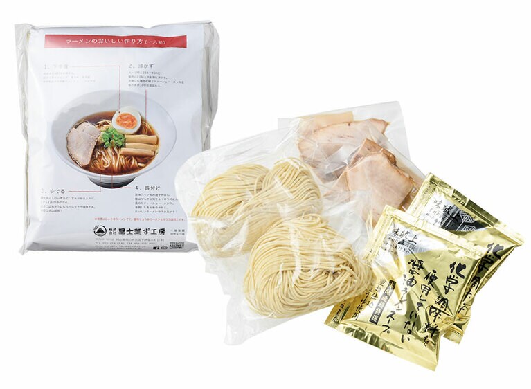 化学調味料を使用していない さっぱり味のスープ しょうゆ生ラーメンセット〈2食入り〉800円／冨士麵ず工房。