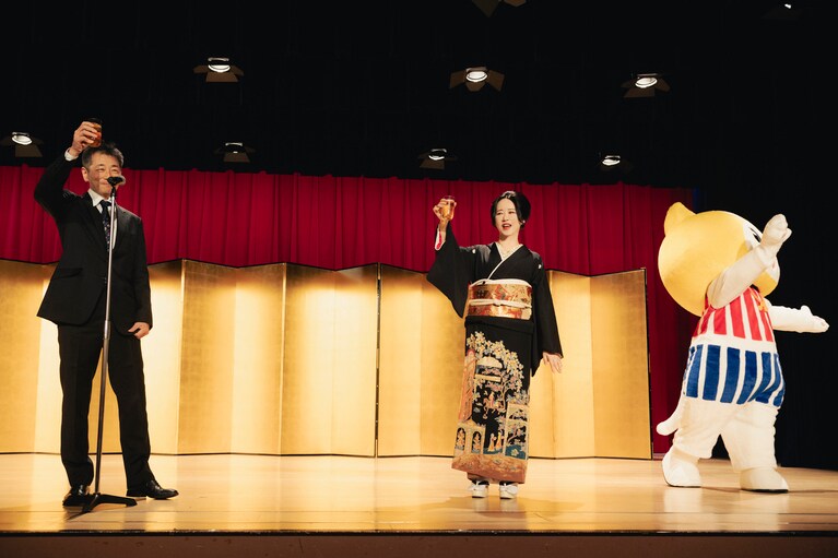 7分にわたる乾杯の挨拶を経て、声高らかに乾杯！