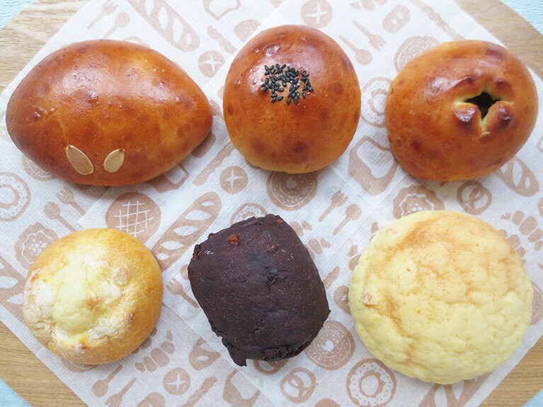 菓子パン。上・左から「クリームパン」140円、「こしあんぱん」140円、「緑茶レモンあんぱん」160円。下・左から「ブリオッシュ・シュクレ」140円、「シトロン・ショコラ」180円、「いよかんメロンパン」160円。