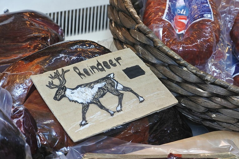トナカイの肉。肉から毛皮まで、無駄にすることなく使う。