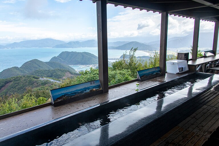 レインボーライン山頂公園の天空テラスには、絶景の足湯も。