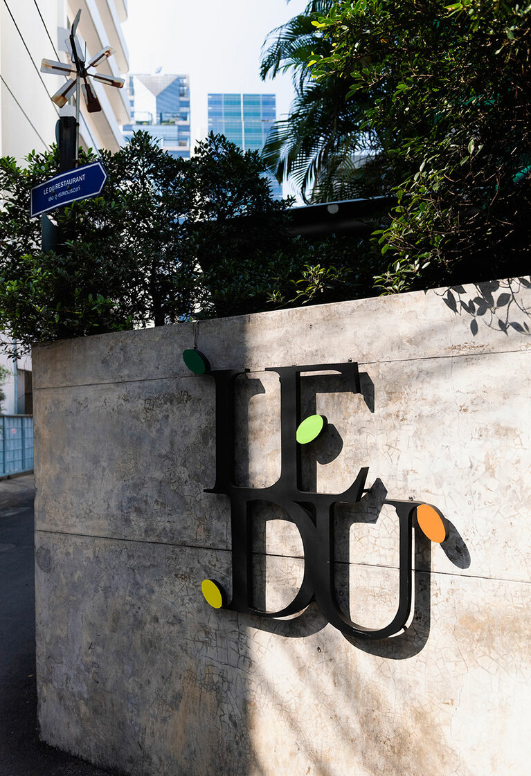 オフィス街の路地裏にひっそり佇む。