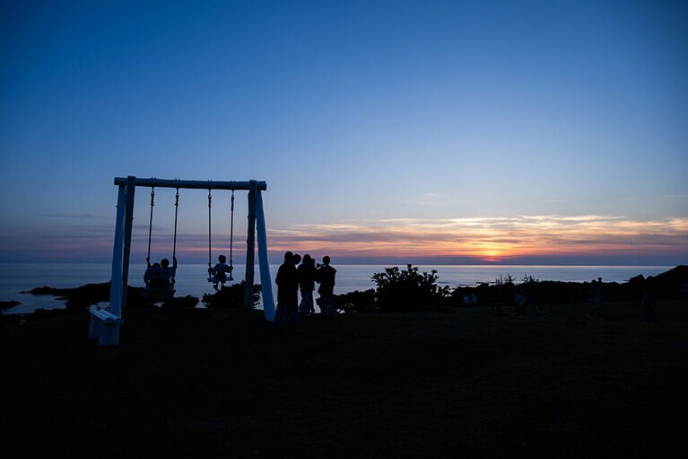 大海原に漕ぎ出せそうな“幸せの白いブランコ”はマジックアワーの特等席。