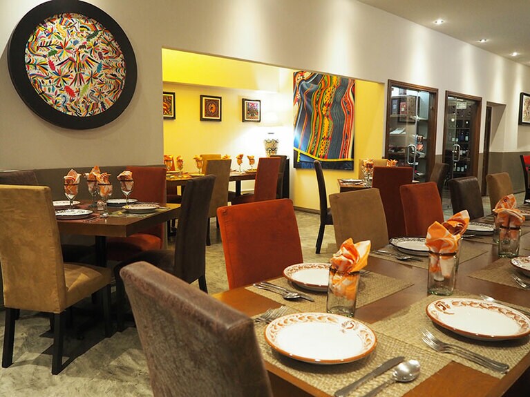 先住民族オトミ族の「テナンゴ刺繍」が飾られている「テナンゴス」。ちなみにこの刺繍は、かつてエルメスのスカーフデザインにも採用された。