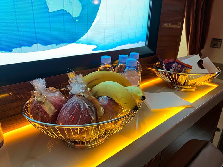 バーラウンジ後方のモニター前には、フルーツ、サンドイッチ、スナック、水などが置かれていて、ここで食べてもいいし、自分の席に持ち帰って食べてもいい。