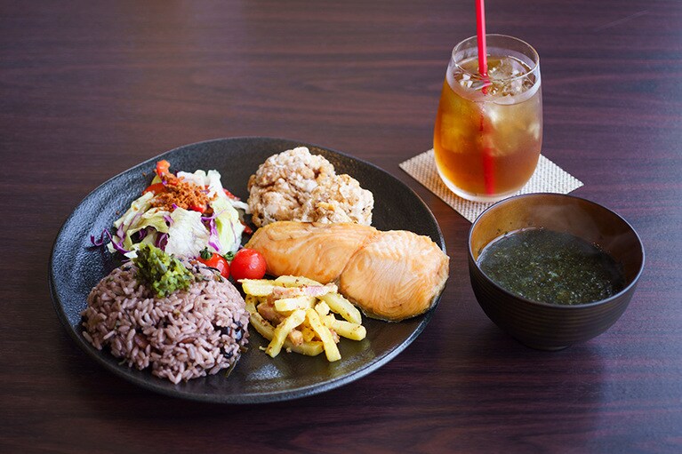 大振りな唐揚げとサラダ、黒豆ご飯のランチ。