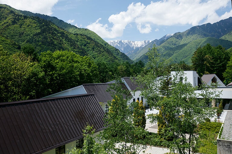 優美な空気を醸すANA ホリデイ・インリゾート信濃大町くろよん。リゾート内からも北アルプスの山々を望むことができる。