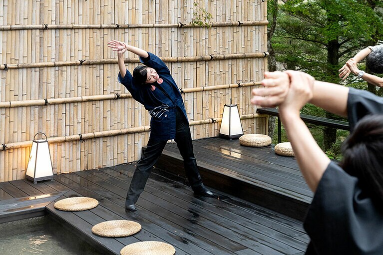 「界」ではおなじみ、早朝の現代湯治体操。体が自然と目覚めていく。