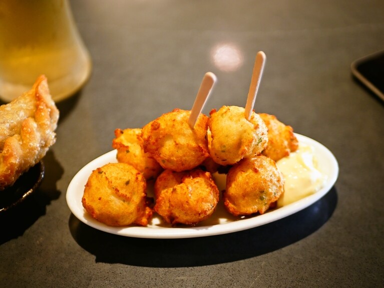 白身魚のすり身揚げ、「ブニュエロス」（7ドル）。