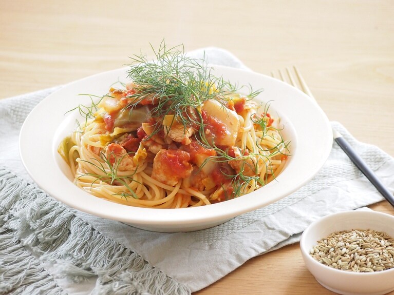 ウイキョウの葉はフレッシュ、種はドライタイプがある。