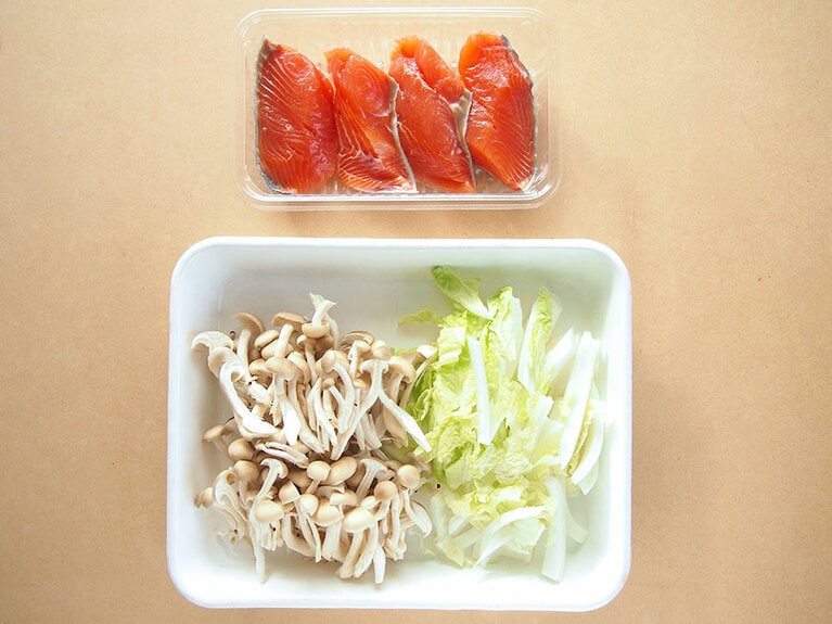 秋鮭は余分な骨を取り除き、半分に切る。白菜は1センチ幅に切り、しめじは石づきを取り除き、手で裂く。