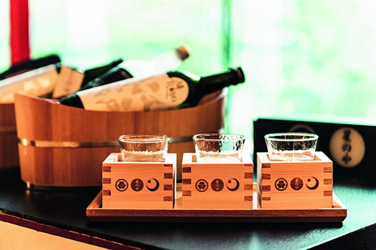 【星のや東京】ロビーで開催される時間限定の「SAKEラウンジ」。Photo: Wataru Sato