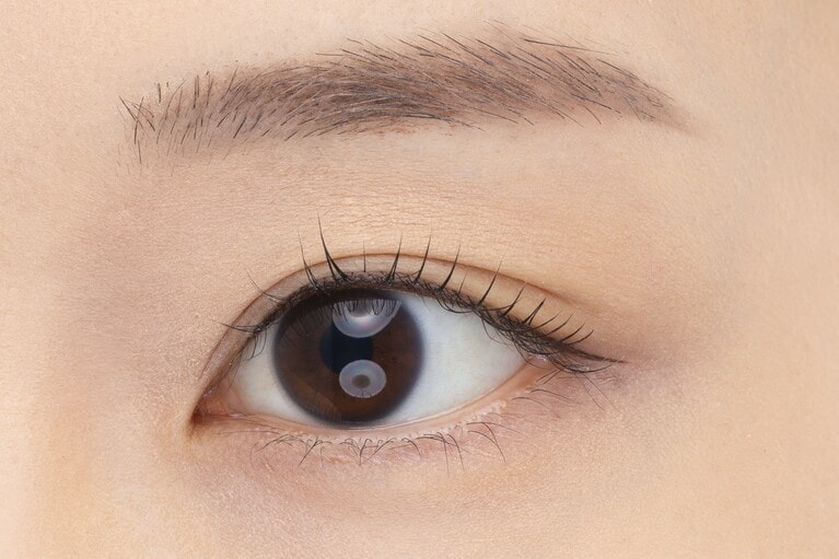 グロウコートマスカラ 00 クリアグロウ 使用イメージ。