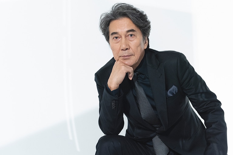 スーツ(参考商品)、シャツ88,000円、ネクタイ26,400円、チーフ16,500円、シューズ(参考商品)／すべてGIORGIO ARMANI(ジョルジオ アルマーニ ジャパン　電話番号 03-6274-7070)