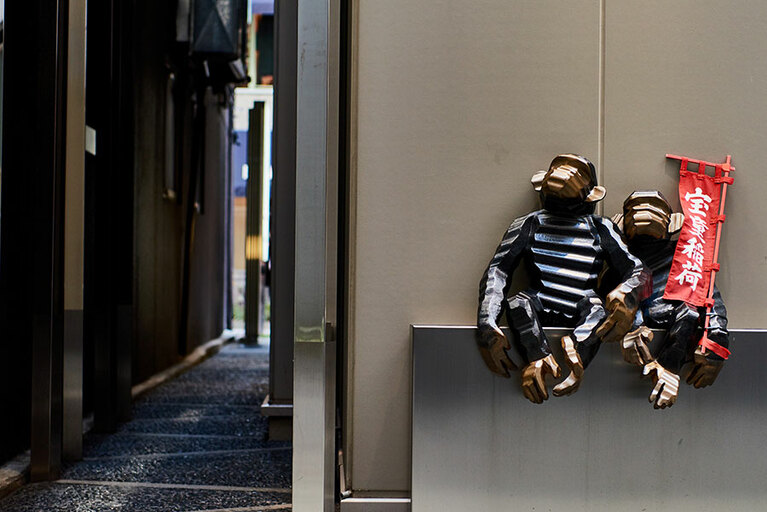 参道の近くで猿がお出迎え。