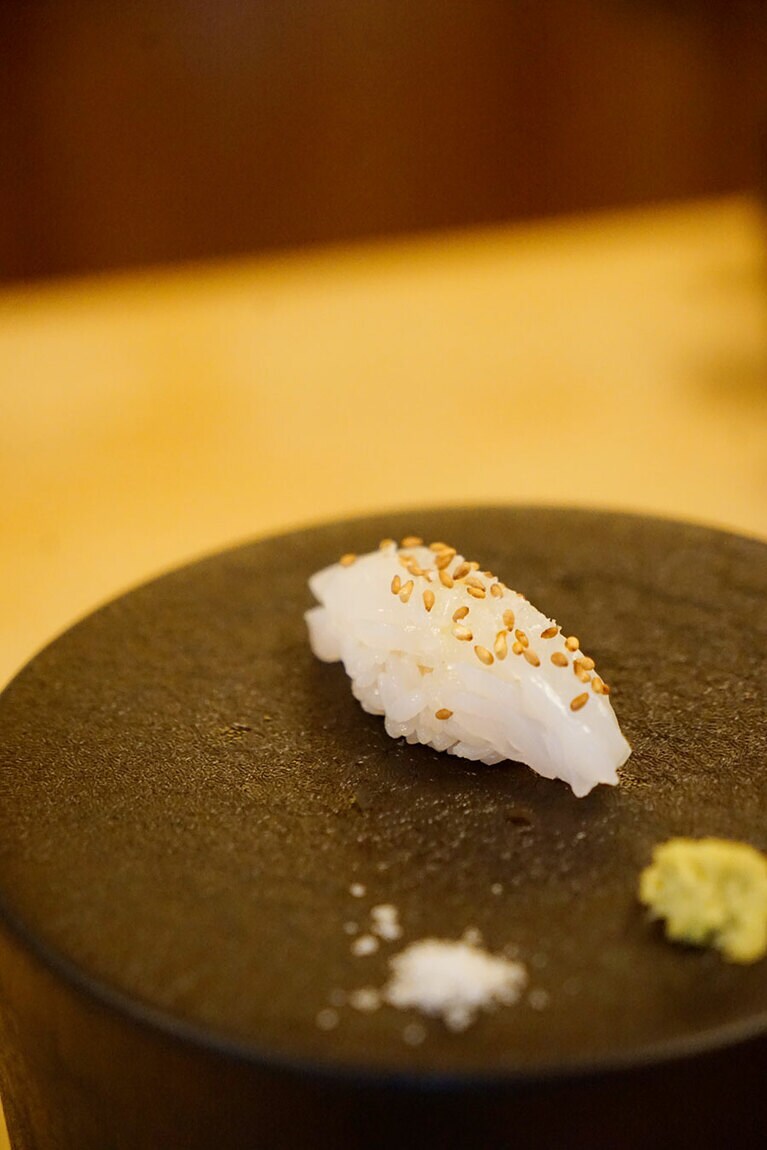 刻んで柔らかくした岩瀬のアオリイカに京都の白ゴマ。イカの旨みと香ばしい白ゴマの香りが溶け合う。