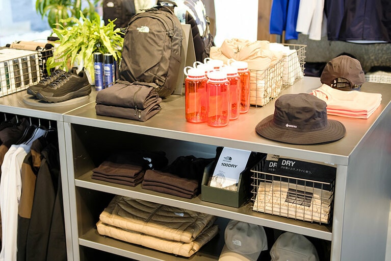 リュックやボトルなど小物も揃っている。