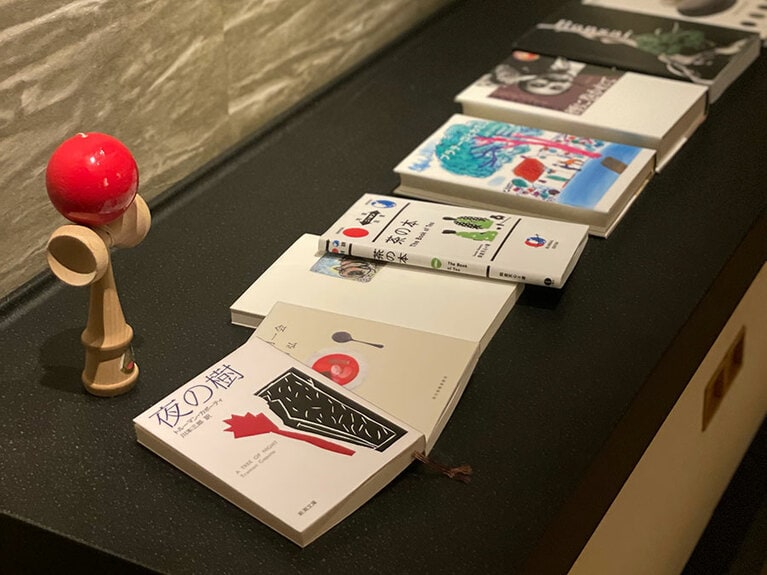 家族で楽しめるようにけん玉などの“あそびもの”や星のやセレクトの書籍なども用意されている。