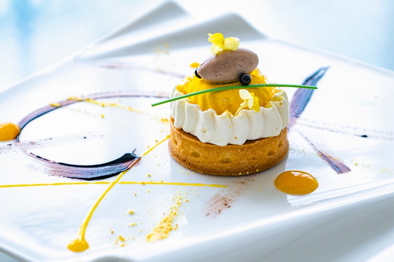 まるで絵画のようなゴッホスイーツ「ソレイユ」”（870円）。柚子が香る、さっぱりとした味わい。