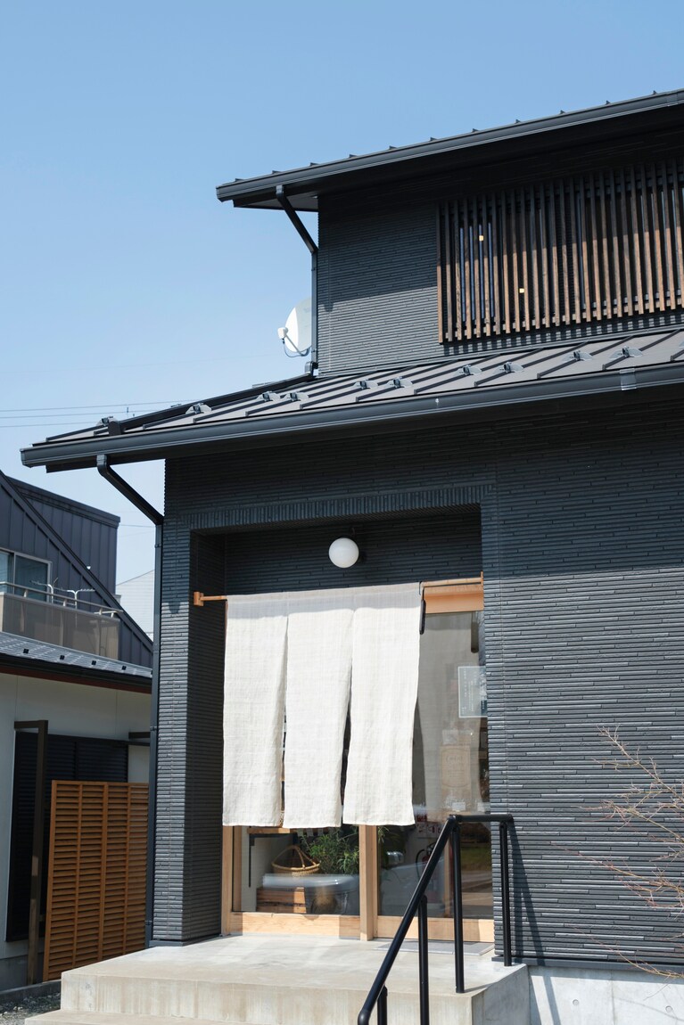 「お土産と喫茶 足立」は小さなお店だが、ひっきりなしにお客さんがやってくる人気店。