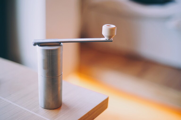 グランピング棟の客室には、コーヒーミルとコーヒー豆を完備。