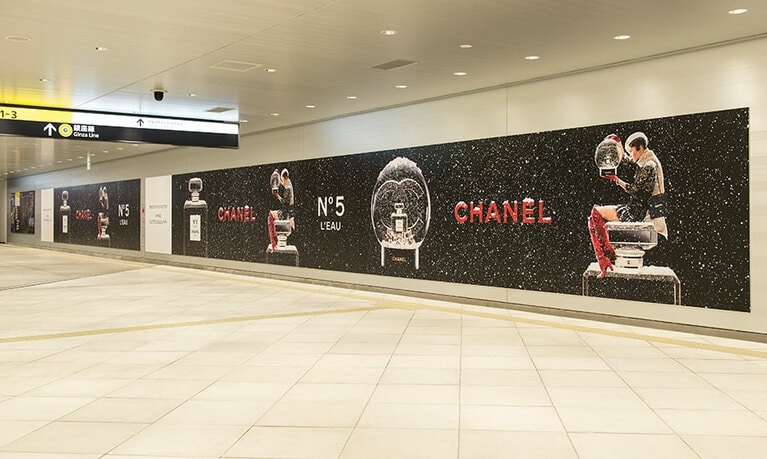 シャネルN°5の心ときめくビジュアルが渋谷の街のあちこちに。