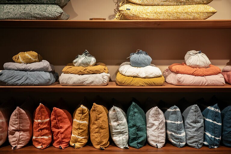 オリジナルのベッドリネン“セレナ”シリーズ。枕カバー2枚 110ユーロ、シーツ 125ユーロなど。