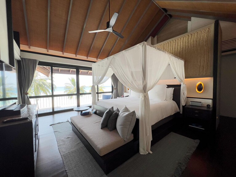 ベッドルームも見晴らしがいいので、ベッドにいながら海を望むことができる。