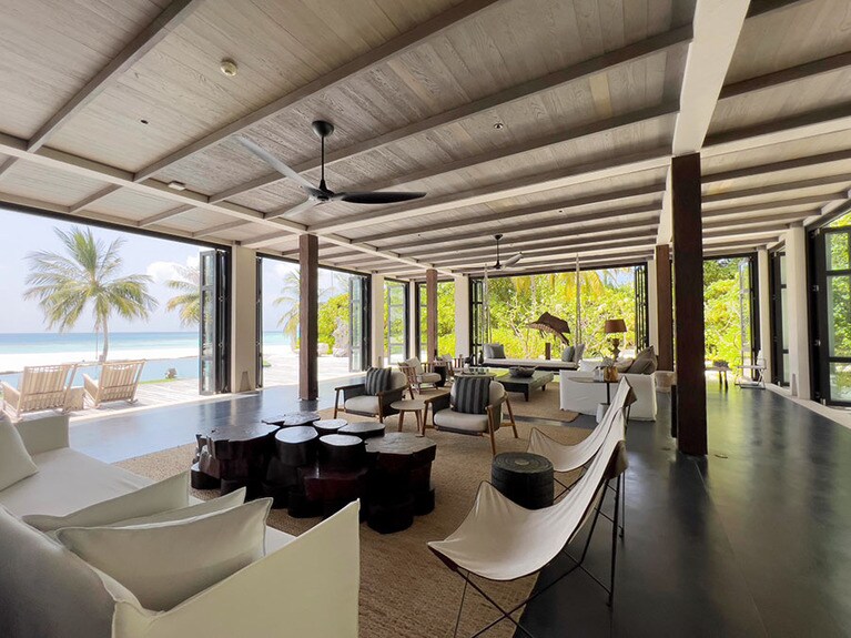 ビーチ・ハウスの1階のリビングルーム。扉を開け放すとこの開放感！