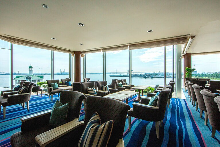 ラウンジ＆バー「マリンブルー」は、横浜港を一望する開放感あふれるロビーラウンジ。