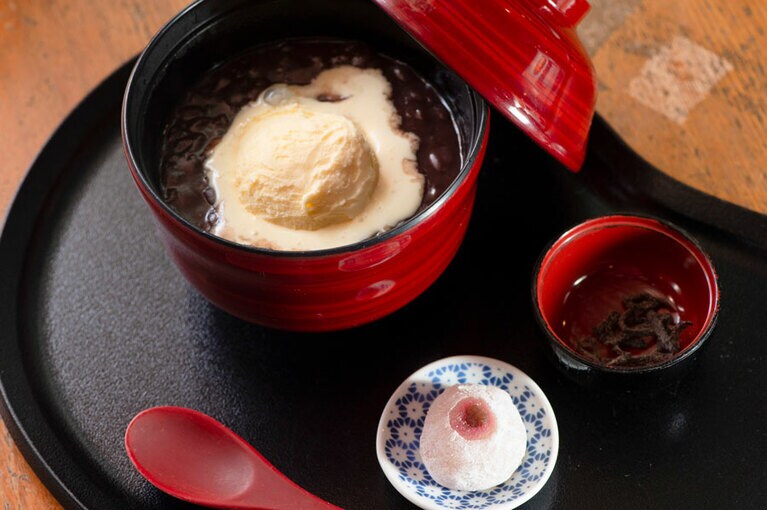 温冷が選べる、目玉おやじのクリームぜんざい 700円(税込)。国産の小豆を丁寧に煮込んだぜんざいのお風呂に、目玉餅を入れてどうぞ。©水木プロ