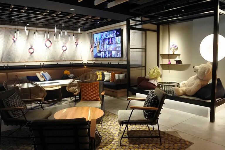 こあがりに巨大クマ。月見障子にはスケボーに乗ったウサギが描かれています。