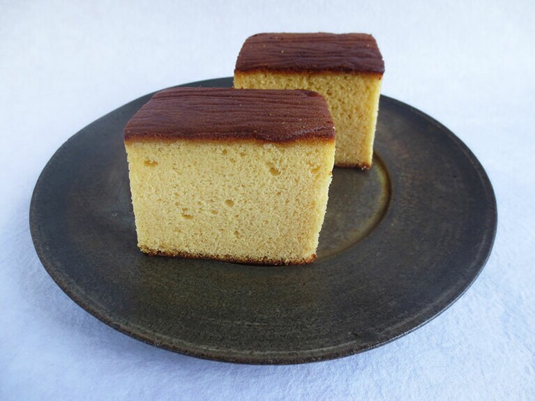 人気の定番商品「はちみつカステラ」1個360円。