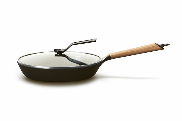 バーミキュラフライパン26センチ (全2色) 15,300円～、フライパン専用リッド 26センチ 3,700円。