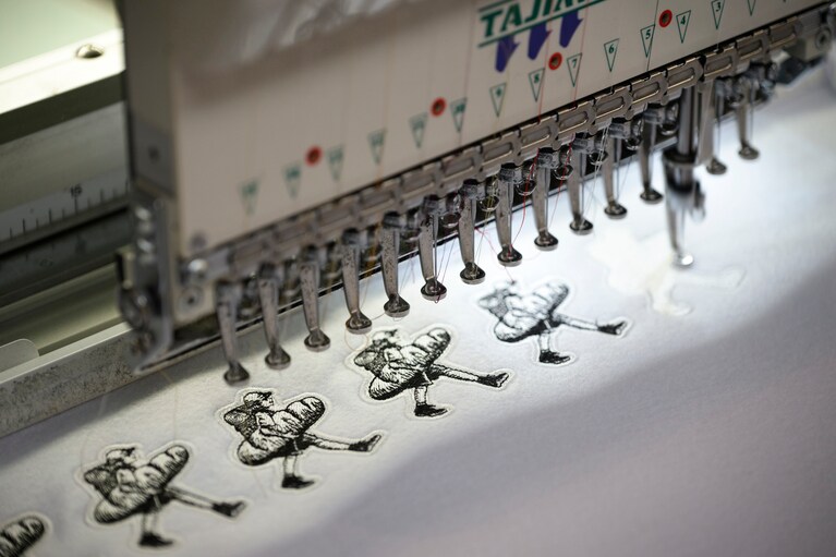 伝統的な刺しゅうと、モダンなデザインが融合します。