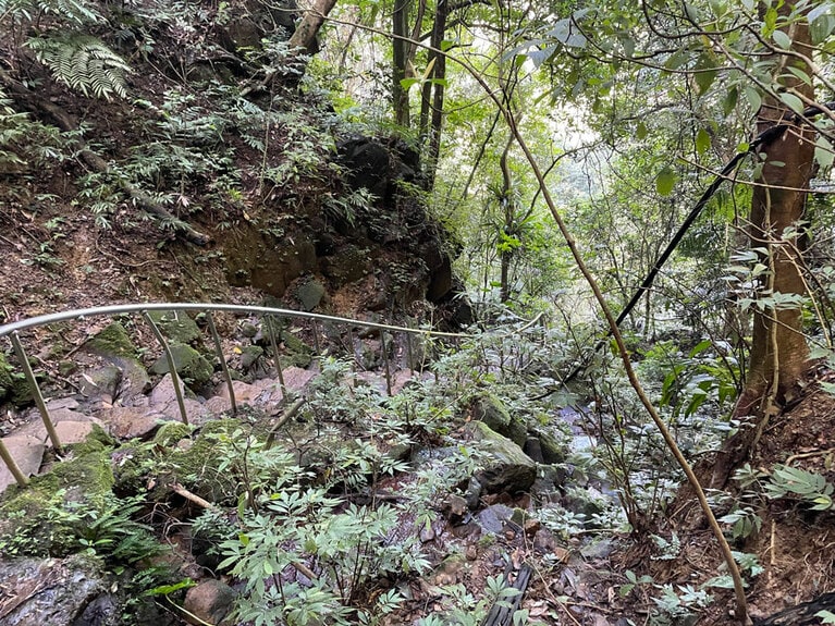 「銀河瀑布」を過ぎたところが一番の難所。ロープを伝って登らなければならないので、体力に自信がない方は、滝から下山することをおすすめします。